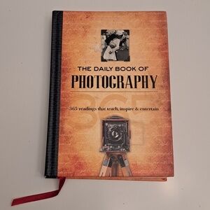 The Daily Book of Photography: 365 readings that teach, inspire & entertain
